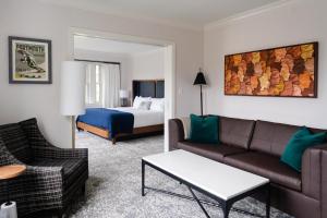 une chambre d'hôtel avec un canapé et un lit dans l'établissement Hanover Inn Dartmouth, à Hanover
