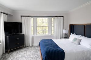 Postel nebo postele na pokoji v ubytování Hanover Inn Dartmouth