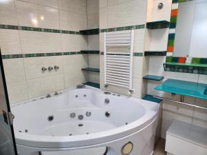 La salle de bains est pourvue d'une grande baignoire blanche. dans l'établissement Departamento Alta Gracia, à Alta Gracia