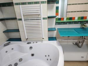 La salle de bains est pourvue d'une baignoire blanche et d'un lavabo. dans l'établissement Departamento Alta Gracia, à Alta Gracia