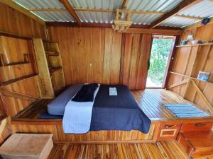 1 cama en el interior de un barco de madera en Digrú Spaa 