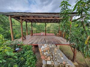 une terrasse en bois au milieu d'une forêt dans l'établissement Digrú Spaa, 