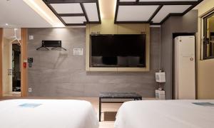سرير أو أسرّة في غرفة في Pohang A1 Hotel Yeongildae Branch
