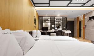 una camera d'albergo con 2 letti e una scrivania di Pohang A1 Hotel Yeongildae Branch a Pohang