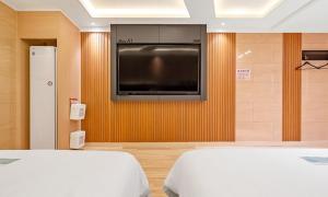 سرير أو أسرّة في غرفة في Pohang A1 Hotel Yeongildae Branch