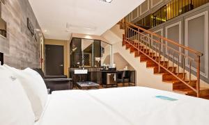 سرير أو أسرّة في غرفة في Pohang A1 Hotel Yeongildae Branch