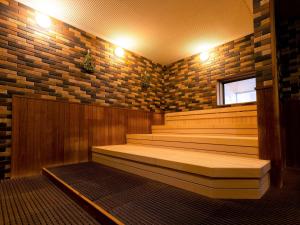 eine Sauna mit Treppen, einem Fenster und Lichtern in der Unterkunft Hotel WBF Grande Asahikawa in Asahikawa
