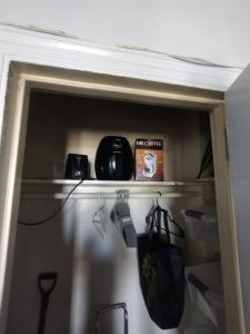 une étagère dans une chambre avec un réfrigérateur dans l'établissement Clearviewpeace, à Paterson