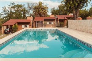 een zwembad voor een huis bij Duplex Madrid in Alta Gracia