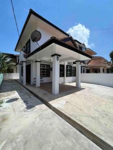 a large white house with a large driveway at Bayu Homes(Cozy 4 BedRoom SemiD in KT City Center) in Kuala Terengganu