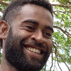 Un homme avec une barbe sourit à la caméra dans l'établissement Highlands Homestay Fiji, à Mbukuya