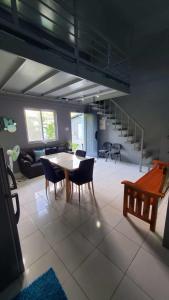 sala de estar amplia con mesa y sillas en Hidden Palms Inn/Resort La Union en San Juan