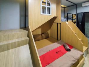 Cette chambre comprend des lits superposés. dans l'établissement RedDoorz Syariah near Tugu Juang Jambi, à Jambi