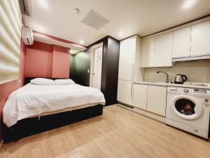 ソウルにあるOlive hostel R(Residence)のベッドルーム1室(ベッド1台、洗濯機付)