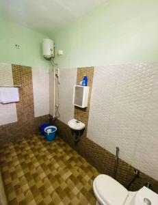 La salle de bains est pourvue de toilettes et d'un lavabo. dans l'établissement Ibiza wonderland , Meppadi WAYANAD, à Meppādi