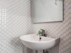 a white sink in a bathroom with a mirror at RedDoorz @ Arafah Hotel 2 Sungai Penuh Kerinci in Sungaitutung