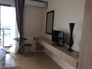 ein Wohnzimmer mit einem TV und einem Spiegel in der Unterkunft Himawari at condominium in Khon Kaen