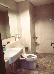 a bathroom with a toilet and a sink and a shower at Large Comfortable Bedroom in Alam Sutera Tangerang in Kampungklapa 2