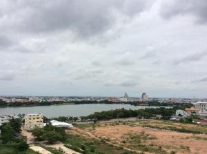 uma vista para o rio a partir do telhado de um edifício em Himawari at condominium em Khon Kaen