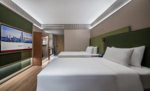 Voodi või voodid majutusasutuse Intercity Shenzhen Futian Huanggang with Free Mini Bar toas