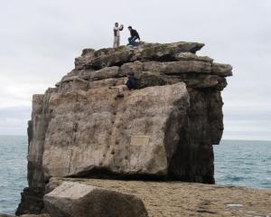 ウェイマスにあるHudsons Guest House - Adults onlyの海上の岩に座る二人