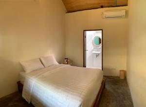 Postel nebo postele na pokoji v ubytování Roots Hotel Trawangan