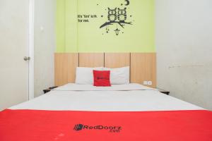 Tempat tidur dalam kamar di RedDoorz @ Darmo Surabaya