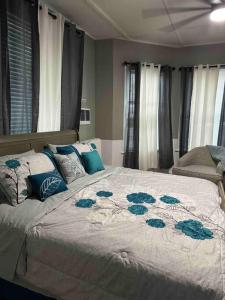 1 dormitorio con 1 cama grande con almohadas azules en Classic King Suite Apartment, en Schenectady
