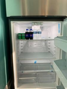 einen offenen Kühlschrank mit Wasserflaschen in der Unterkunft Classic King Suite Apartment in Schenectady
