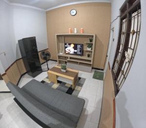 an overhead view of a living room with a tv at Griya Rajawali Homestay Jogja in Kejayan