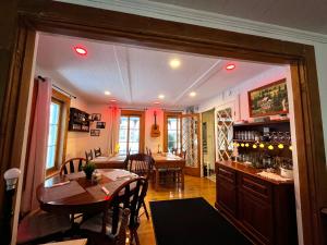une salle à manger avec une table et un bar dans l'établissement Auberge musicale Pour un Instant, à La Malbaie
