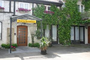 un edificio con un cartel que lee bed and breakfast en Bed & Kitchen Burgau, en Burgau