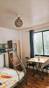 Jest to pokój wieloosobowy z łóżkiem piętrowym i biurkiem. w obiekcie City Nest w mieście Iloilo