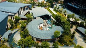 an overhead view of a house with a swimming pool at Khoáng nóng Wyndham Thanh Thủy in La Phu