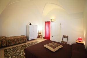 1 dormitorio con 1 cama y vestidor en una habitación en Dimora San Leuci, en Gagliano del Capo