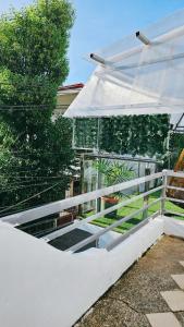 balkon z białym baldachimem i ogrodem w obiekcie City Nest w mieście Iloilo