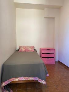 ein Schlafzimmer mit einem Bett und einer rosa Kommode in der Unterkunft Centro amplio 5 personas in Mar del Plata