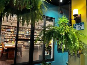 una libreria con piante appese alla finestra di Sweethome37 a Ruifang