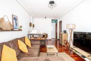 桑圖爾特西的住宿－Exclusivo "Gran Bilbao" Suite Deluxe Top Comfort，客厅配有沙发和桌子