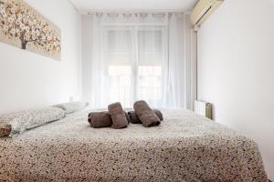 桑圖爾特西的住宿－Exclusivo "Gran Bilbao" Suite Deluxe Top Comfort，一间卧室,床上放着两只动物