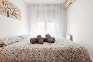 sypialnia z łóżkiem z dwoma pluszakami w obiekcie Exclusivo "Gran Bilbao" Suite Deluxe PARKING OPCIONAL w mieście Santurce