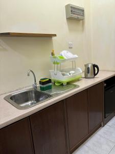 un comptoir de cuisine avec évier et étendoir à vaisselle dans l'établissement Sofea Inn Bukit Merah - Laketown A6116, à Simpang Ampat Semanggol