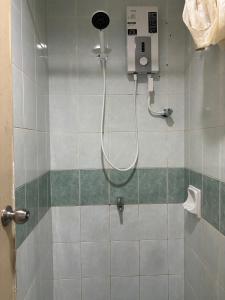 La salle de bains est pourvue d'une douche et d'un distributeur de papier toilette. dans l'établissement Sofea Inn Bukit Merah - Laketown A6116, à Simpang Ampat Semanggol