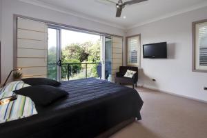 Front Creek Unit 5 of 16 Paragon Ave South West Rocks - No Sheets or Towels Provided的电视和/或娱乐中心