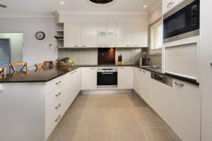 Front Creek Unit 5 of 16 Paragon Ave South West Rocks - No Sheets or Towels Provided的厨房或小厨房