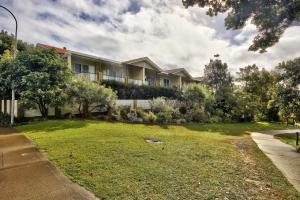 西南岩Front Creek Unit 5 of 16 Paragon Ave South West Rocks - No Sheets or Towels Provided的前面有草坪的房子