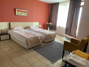 2 camas en un dormitorio con paredes rojas en Sea Apartments - Different Locations in Golden Sands, en Golden Sands