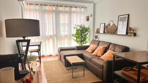 salon z kanapą i stołem w obiekcie Exclusivo "Gran Bilbao" Suite Deluxe PARKING OPCIONAL w mieście Santurce