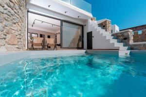 een zwembad in een huis met blauw water bij Luxury House With Private Pool At Elia Beach(Mykonos) in Mykonos-stad