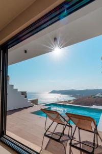 een uitzicht vanaf het balkon van een huis met een zwembad bij Luxury House With Private Pool At Elia Beach(Mykonos) in Mykonos-stad
